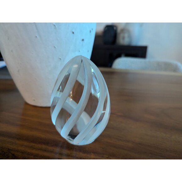 Paperweight Egg Shaped Frosted Etched Swirl 24% Lead Crystal Made In Poland - Picture 6 of 9